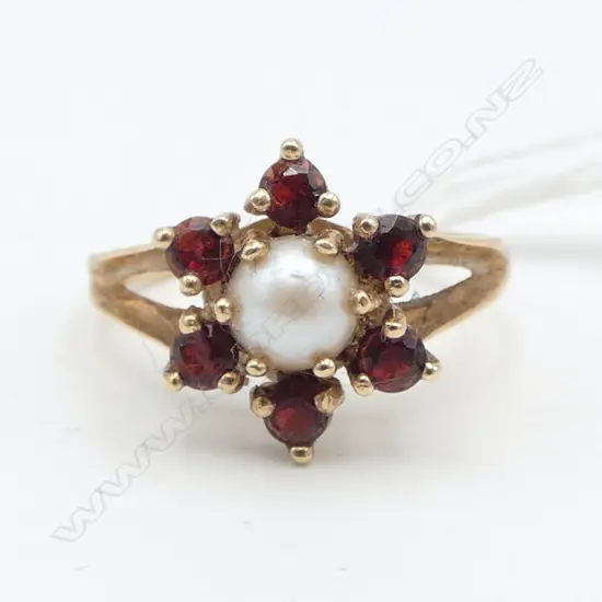 10CT PEARL & GARNET RING, 3.0gms SIZE P