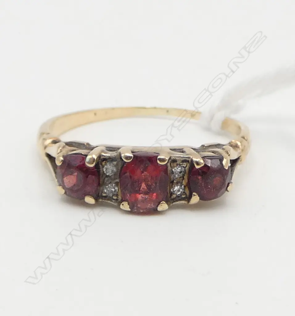 GOLD & GARNET SMALL DIAMOND RING, 2.1gms SIZE P Image 1++