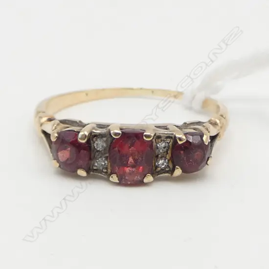 GOLD & GARNET SMALL DIAMOND RING, 2.1gms SIZE P