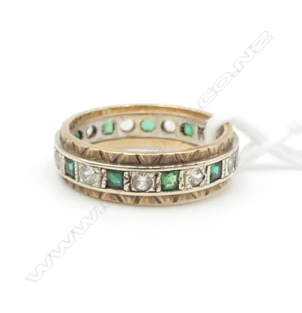 9CT GREEN & WHITE STONES IN BAND, 3.6gms SIZE M Image 1++