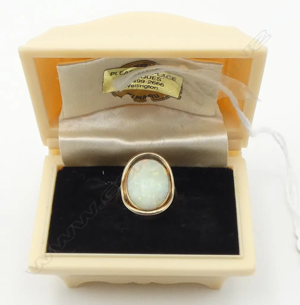 9CT GOLD AND OPAL RING (broken shank) approx size M Image 1++