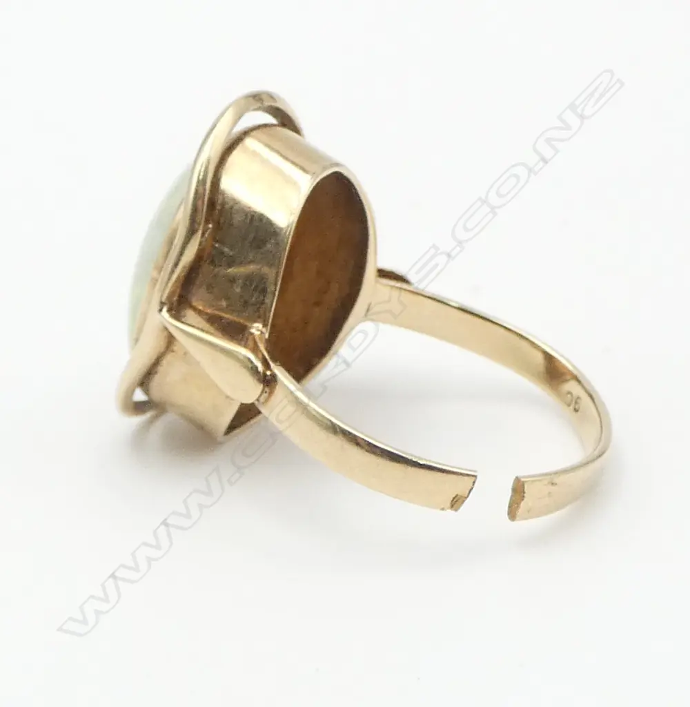9CT GOLD AND OPAL RING (broken shank) approx size M Image 1++