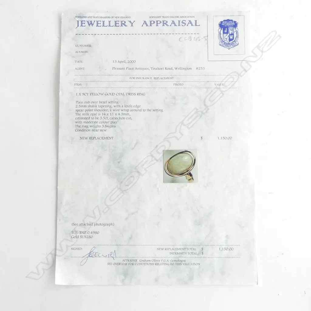 9CT GOLD AND OPAL RING (broken shank) approx size M Image 1++