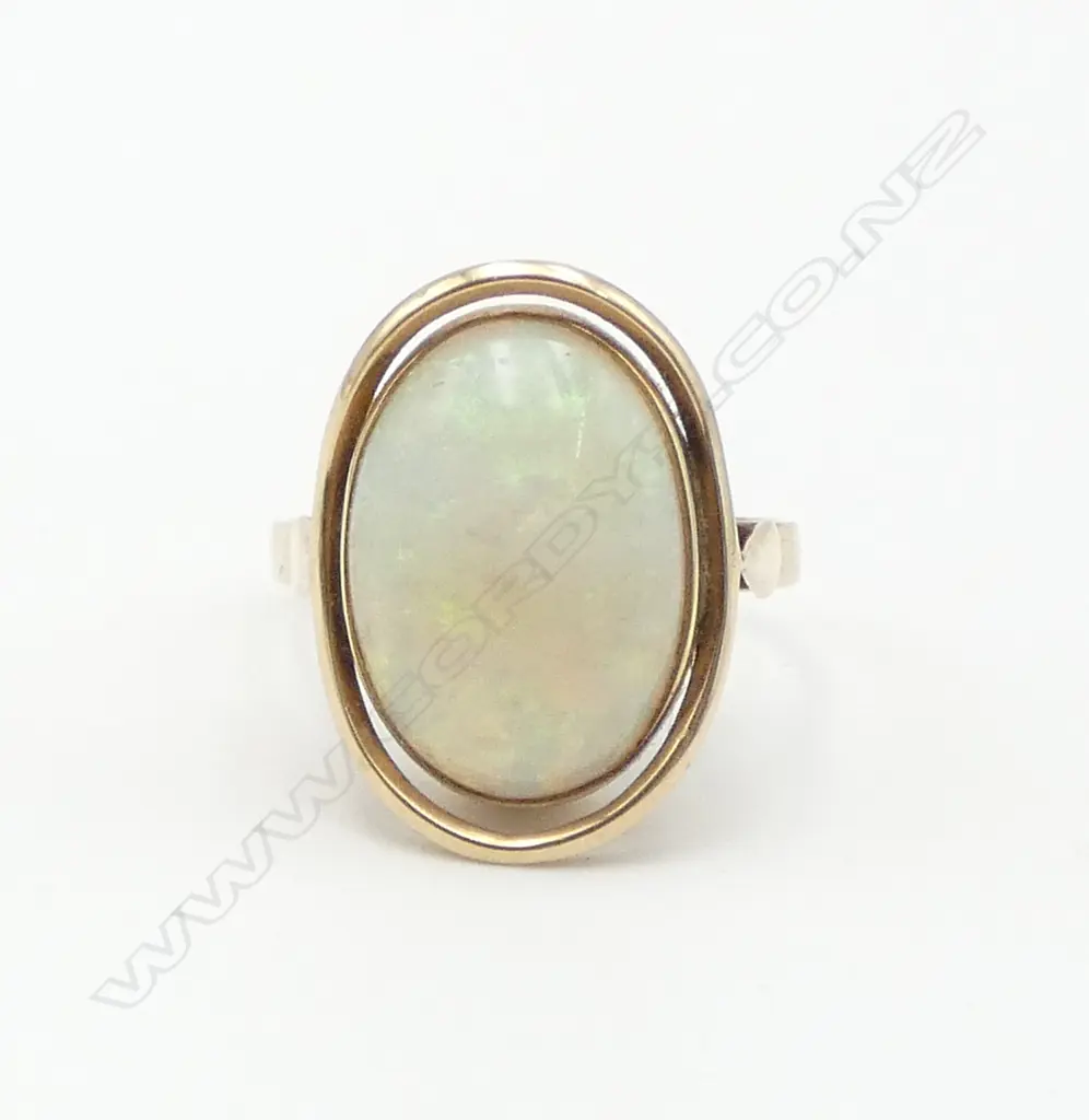 9CT GOLD AND OPAL RING (broken shank) approx size M Image 1++