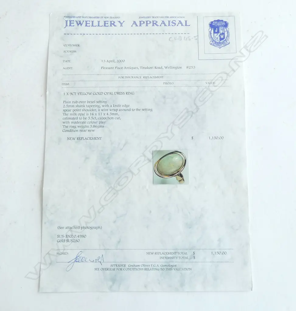 9CT GOLD AND OPAL RING (broken shank) approx size M Image 1++