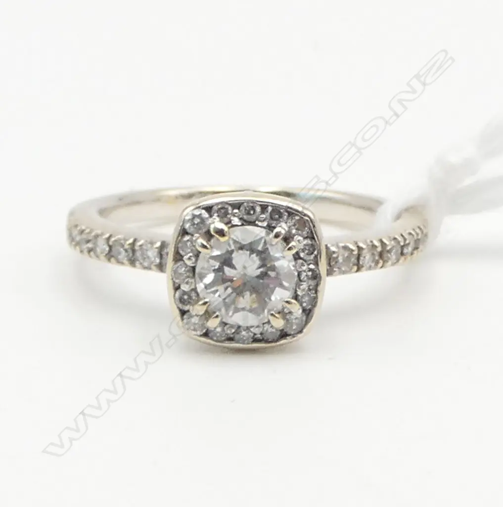 18CT WHITE GOLD  DIAMOND CLUSTER RING 2.47gms  SIZE J Image 1++