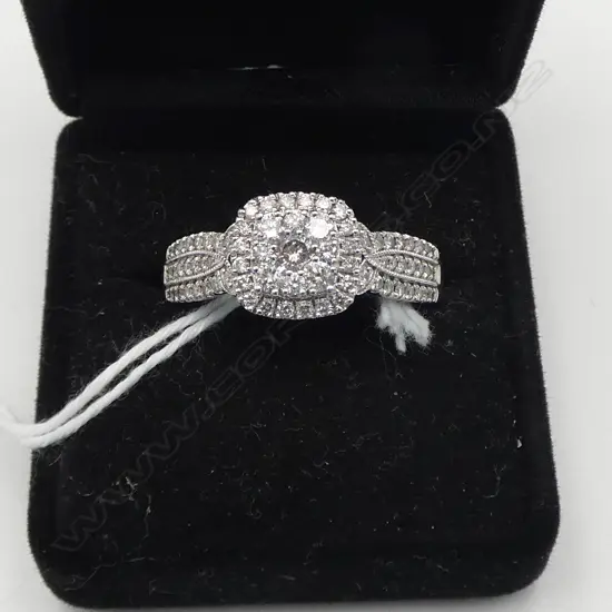 10CT W/GOLD & DIAMOND CLUSTER RING WITH DIAMONDS TO THE SHOULDERS (TDW 1.00CT) 5.91gms SIZE Y1/2