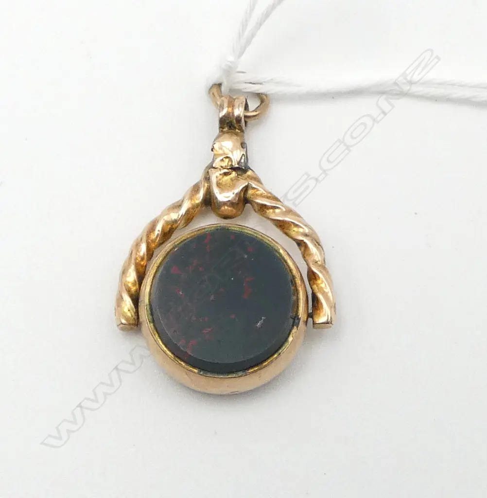 9CT GOLD AND BLOODSTONE SPINNER (old repairs) 5.16gms Image 1++