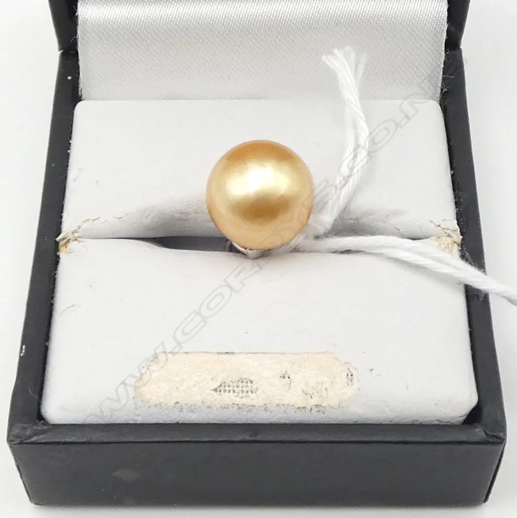 14ct  PEARL PENDANT golden colour, good lustre, sml diamond on bale Image 1++
