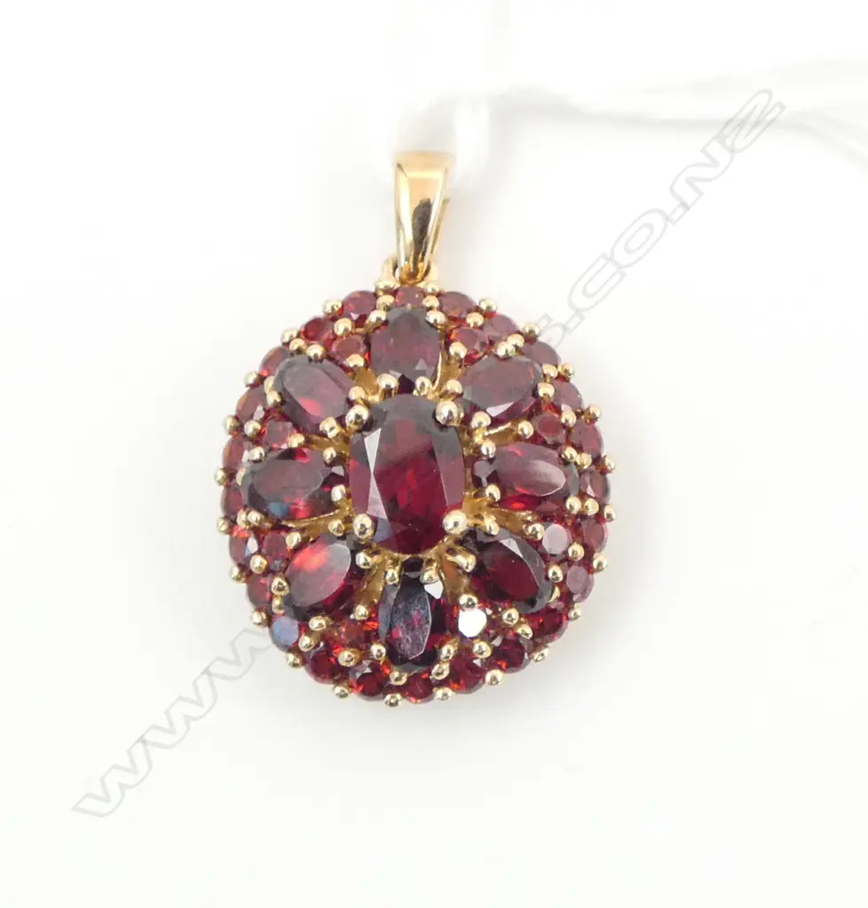 9CT GARNET PENDANT 3.9gms Image 1++