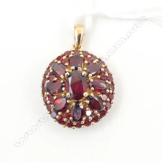 9CT GARNET PENDANT 3.9gms