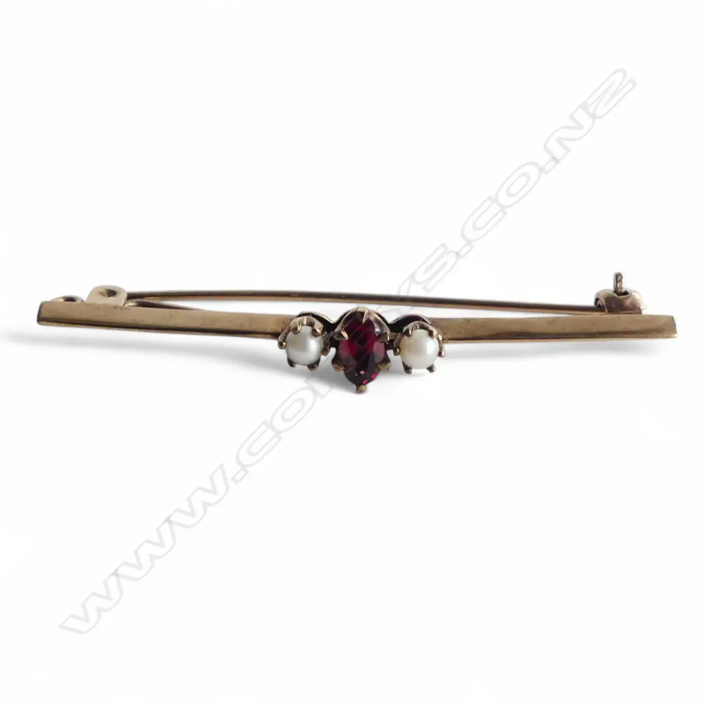 (14) 9CT GOLD GARNET AND PEARL BAR BROOCH 2.36gms VALUATION ATTACHED Image 1++