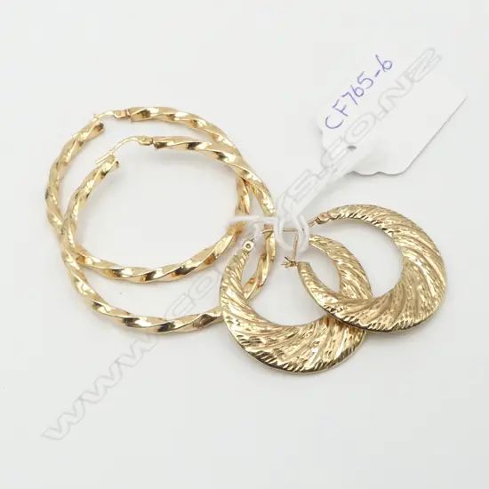 TWO PAIRS OF 9CT GOLD HOOP EARRINGS 5.14gms