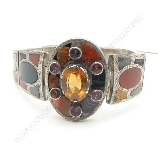 SCOTTISH 925 SILVER & PEBBLE / AGATE BRACELET, FAULTS (CENTRE STONE HAS A CHIP) Approx 21 cm long