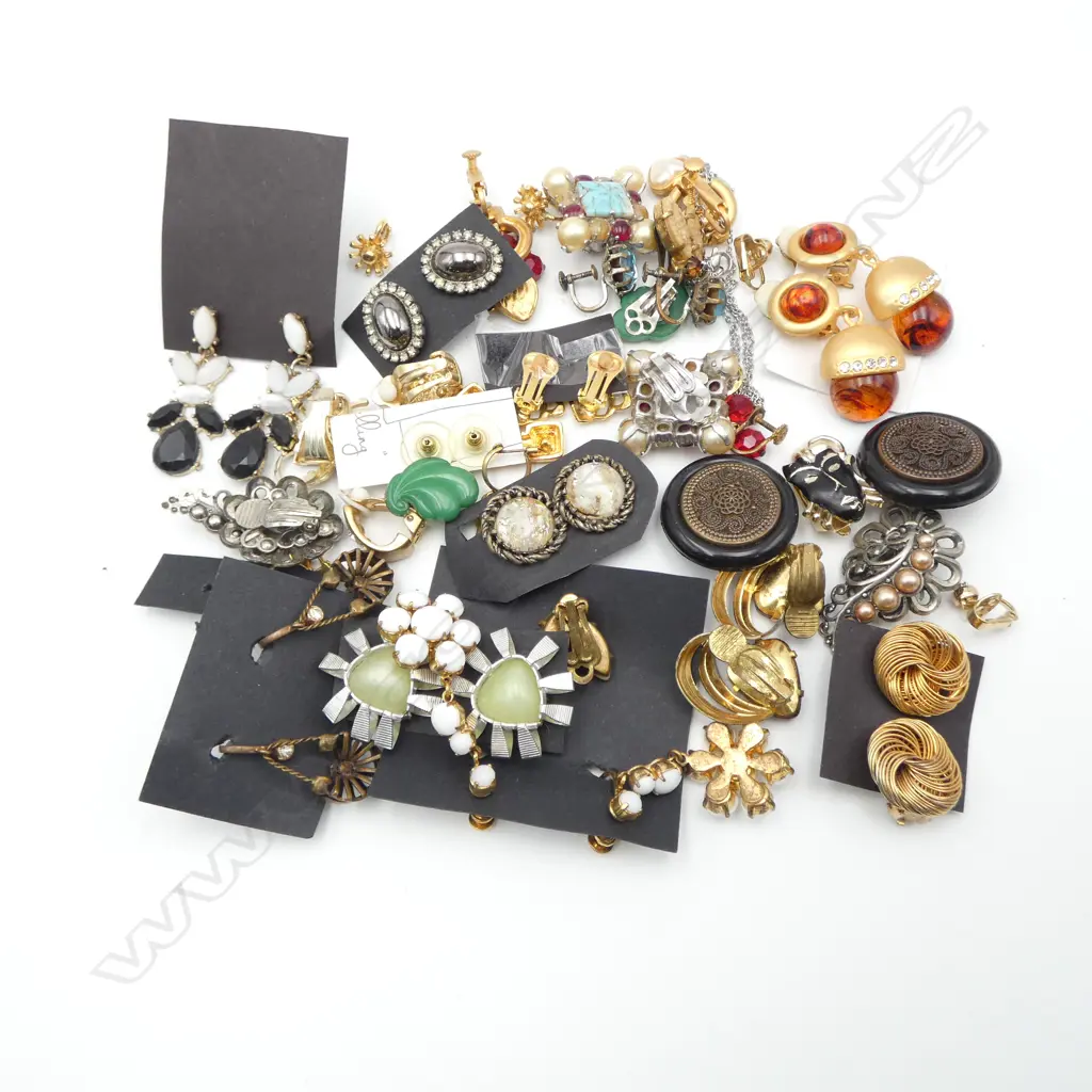 ASST. COSTUME JEWELLERY Image 1++