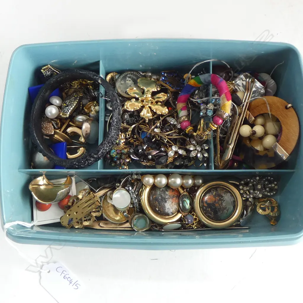 COSTUME JEWELLERY INCLUDING PAIR 9CT EARRINGS WITH PEARLS - FAULTED Image 1++