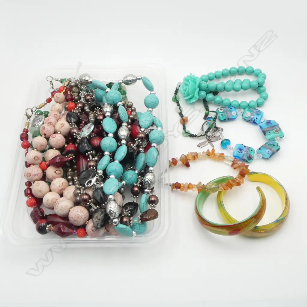 6 COSTUME NECKLACES & 6 COSTUME BRACELETS Image 1++