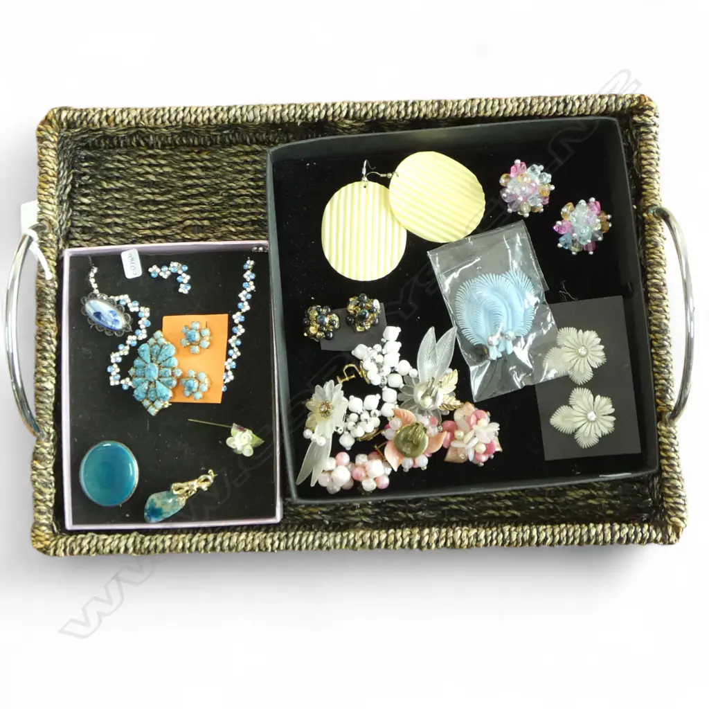 ASST. COSTUME JEWELLERY INCLUDING S/S ENAMEL DESIGNER BROOCH & A DELFT BROOCH Image 1++