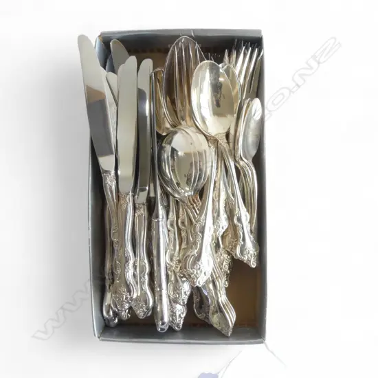CUTLERY SET ROGERS BROS. 'ORLEANS' PATTERN INT. SILVER PLATE