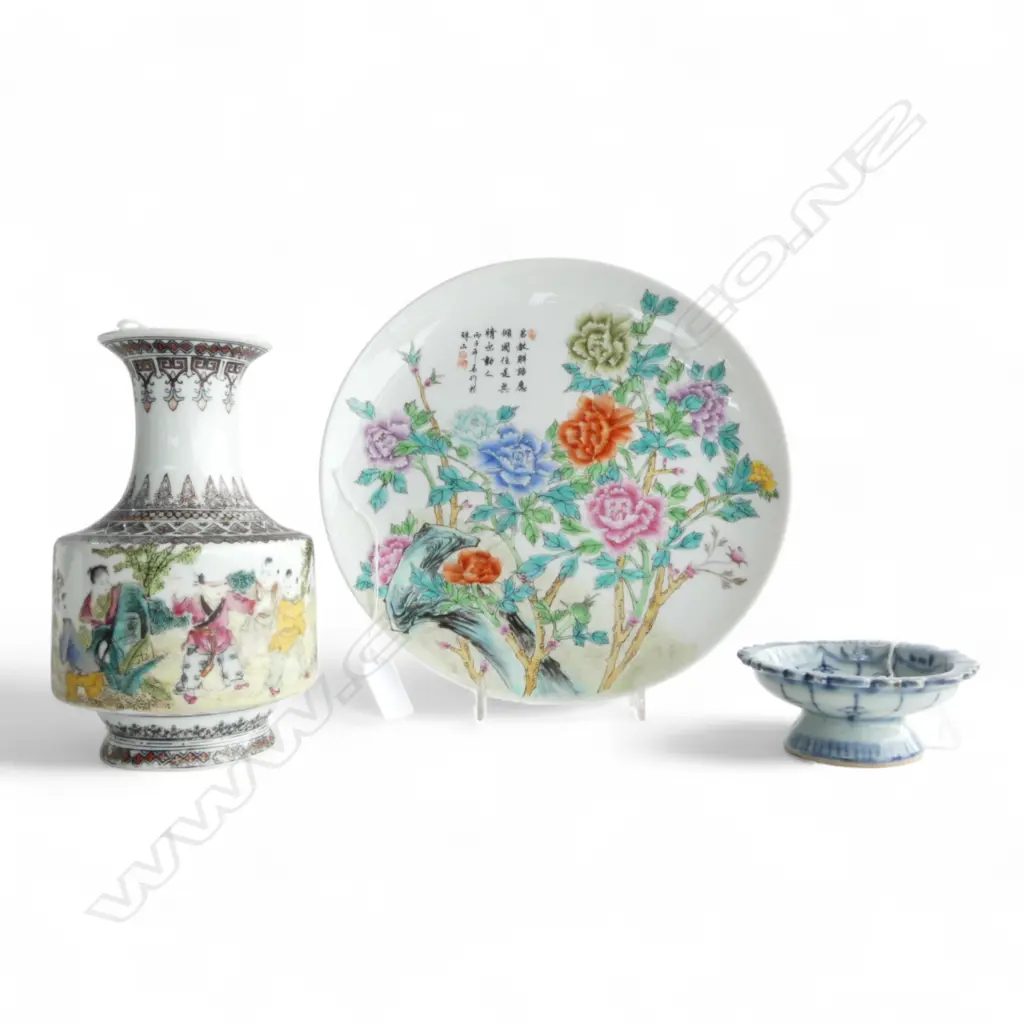 3 PCS CHINESE PORCELAIN; B/W PEDESTAL DISH, H.40 x Dia.100mm, VASE, H.180mm & PLATE, Dia..250mm Image 1++