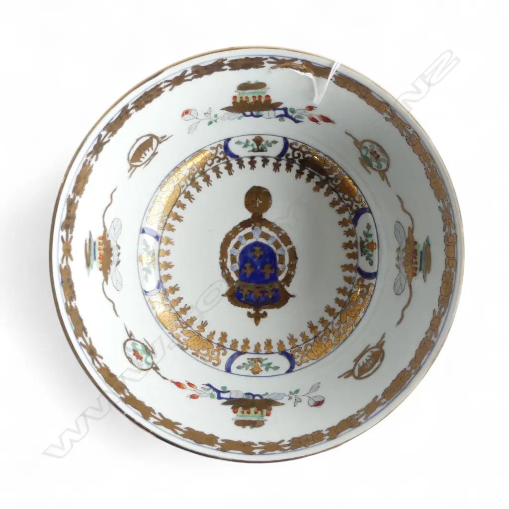 CHINESE EXPORT PORCELAIN BOWL featuring an armorial design, H.110 x 250mm Image 1++