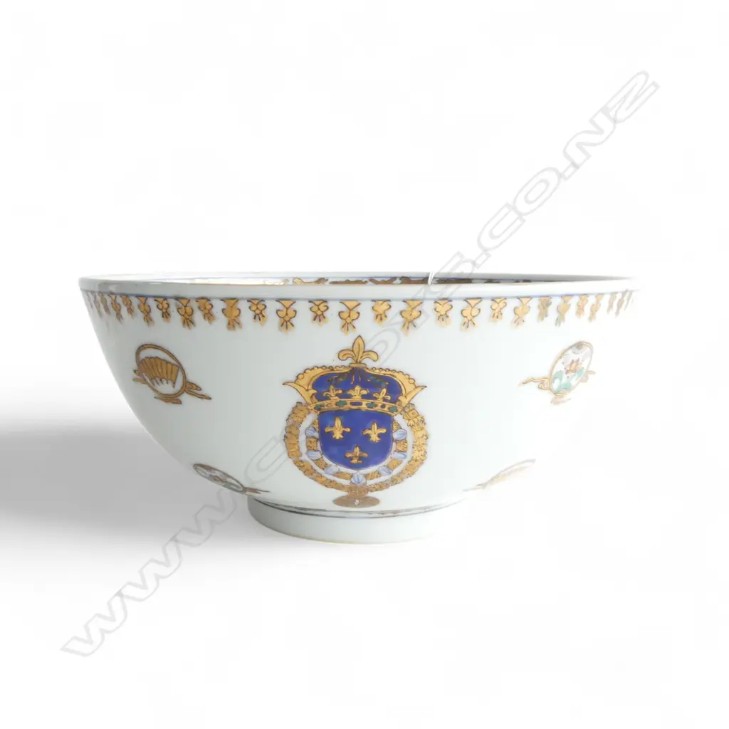 CHINESE EXPORT PORCELAIN BOWL featuring an armorial design, H.110 x 250mm Image 1++