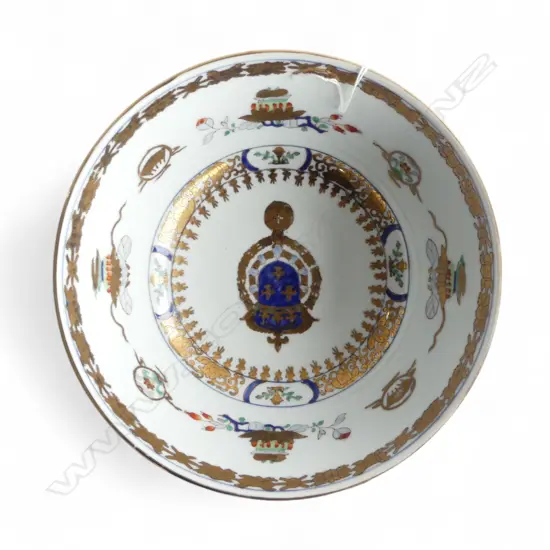 CHINESE EXPORT PORCELAIN BOWL featuring an armorial design, H.110 x 250mm