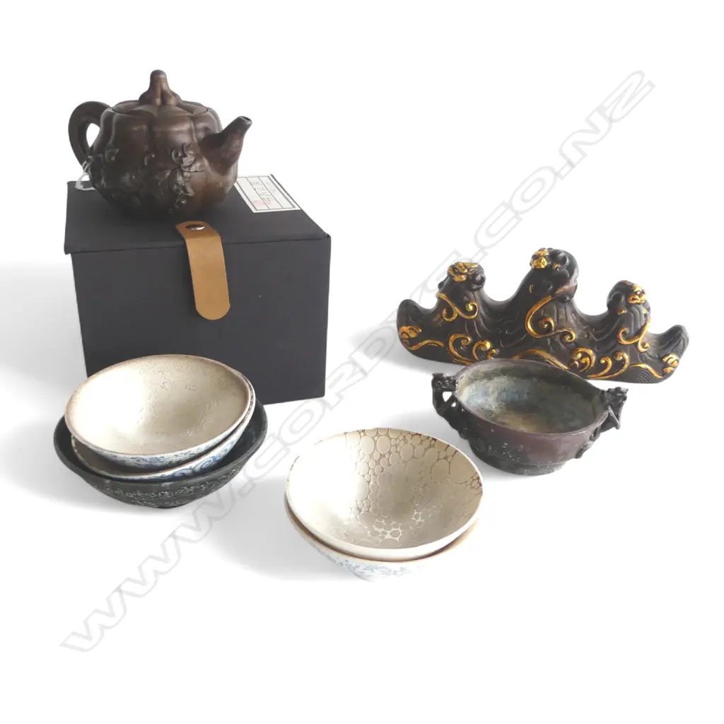 8 ORIENTAL ITEMS; 4 METAL PCES INCL. BRUSH STAND W.200mm + 4 CERAMIC BOWLS 85mm dia, BOXED Image 1++