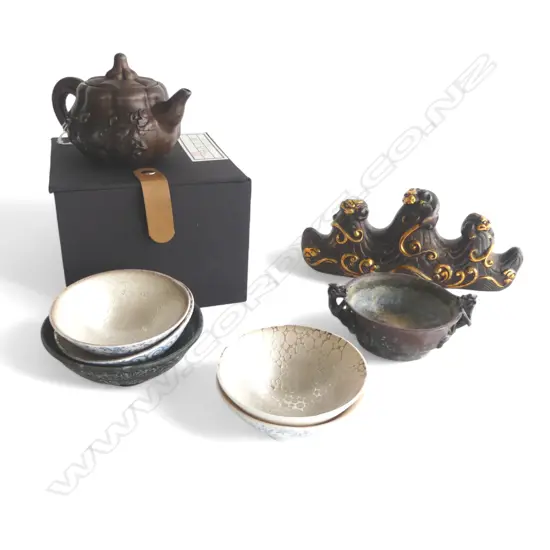 8 ORIENTAL ITEMS; 4 METAL PCES INCL. BRUSH STAND W.200mm + 4 CERAMIC BOWLS 85mm dia, BOXED