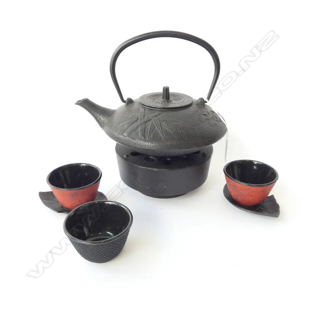 7 PCE JAPANESE CAST IRON TEA SET; TEAPOT, BURNER, 3 CUPS, 2 LEAF SAUCERS Image 1++