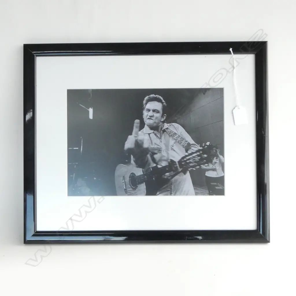 FRAMED PRINT JOHNNY CASH PULLING THE FINGER, SAN QUENTIN 1969 205x300mm Image 1++