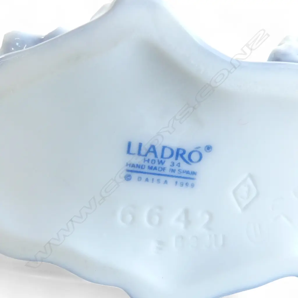 LLADRO #6642 'LITTLE STOWAWAY' H.95mm Image 1++