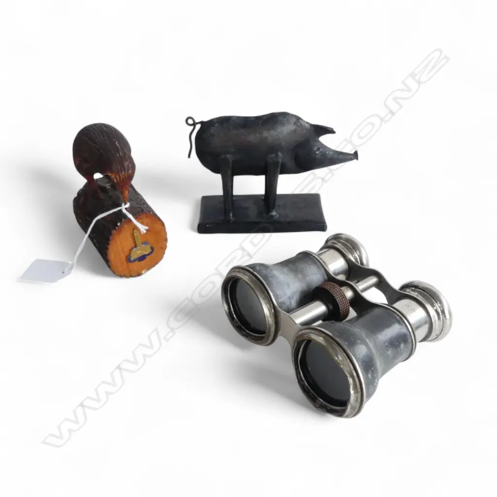 PR VINTAGE 'LE JOCKEY CLUP PARIS' BINOCULARS, PIG ORNAMENT + CARVED KIWI by WIREMU KUTUCHER H.105mm Image 1++