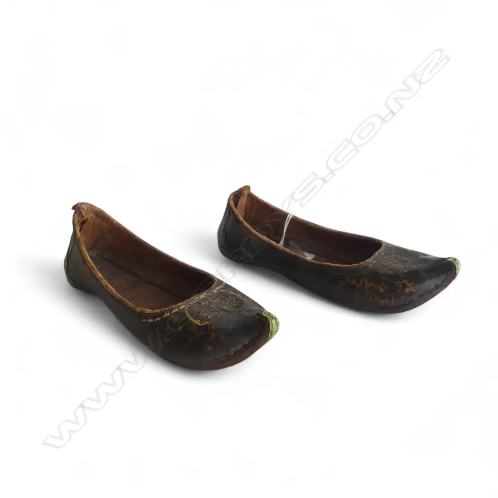 PAIR OF OLD CHINESE ‘FOOTBINDING’ SLIPPERS, L. 160mm Image 1++