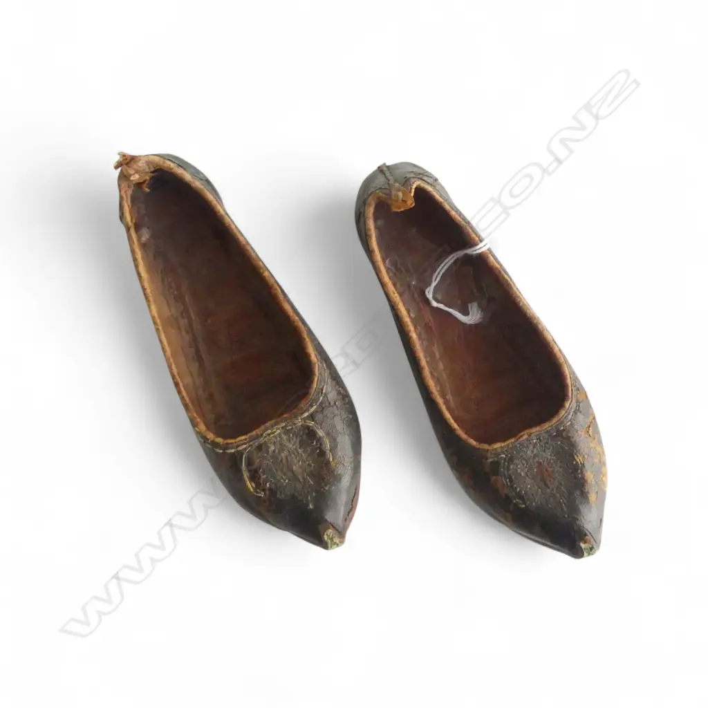 PAIR OF OLD CHINESE ‘FOOTBINDING’ SLIPPERS, L. 160mm Image 1++