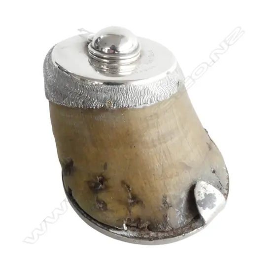 HORSE HOOF INKWELL w. SILVER LID 'WALLABY-BAY, AUST, GELD 1943.45' H.85mm