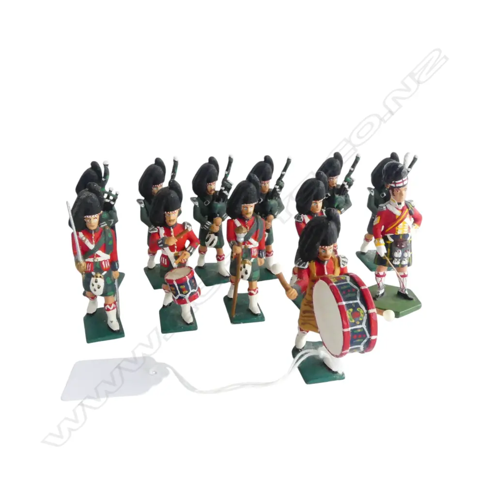 12 PCE RED/GREEN PIPE & DRUM LEAD BRITISH SOLDIER MARCHING BAND Image 1++