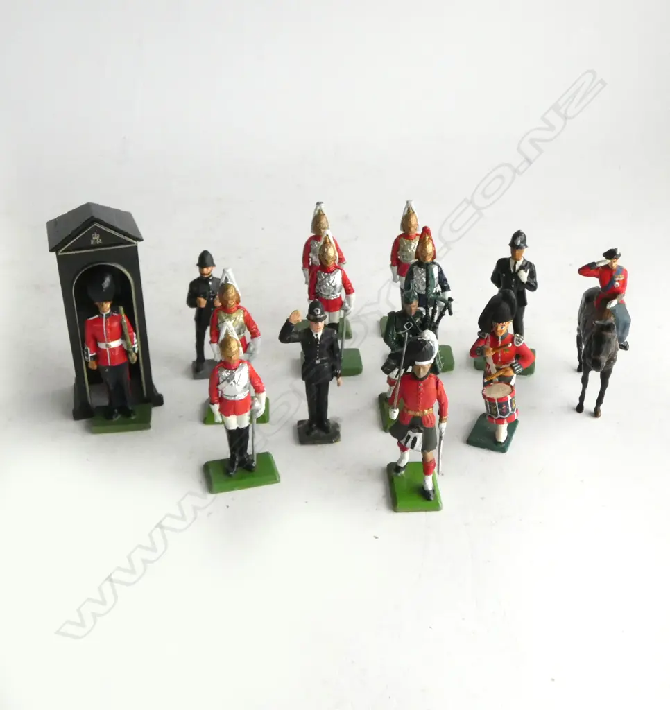 BRITAIN H.M. QUEEN ELIZABETH II, ASST. BRITAIN LEAD SOLDIERS & OTHER MAKERS H.65mm Image 1++