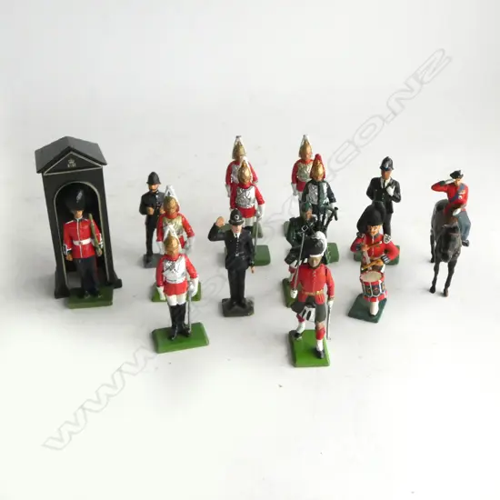 BRITAIN H.M. QUEEN ELIZABETH II, ASST. BRITAIN LEAD SOLDIERS & OTHER MAKERS H.65mm