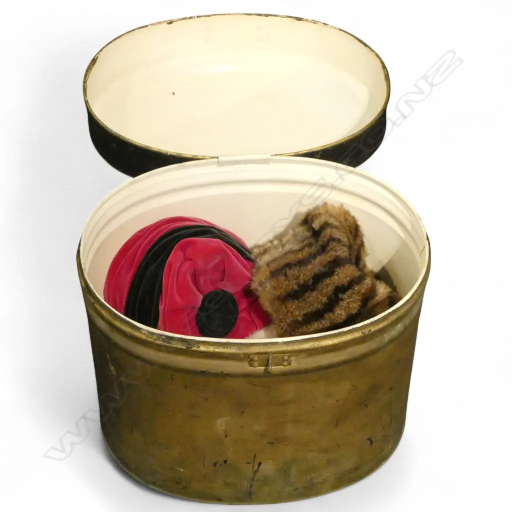 VINTAGE TIN HATBOX H360MM & 4 VINTAGE HATS Image 1++