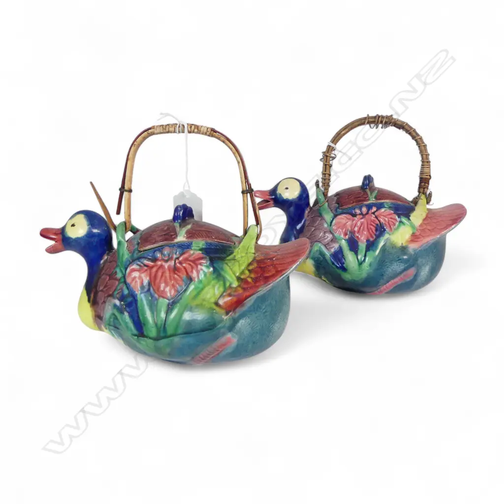 2 VINTAGE ORIENTAL DUCK SHAPED TEAPOTS L270MM Image 1++