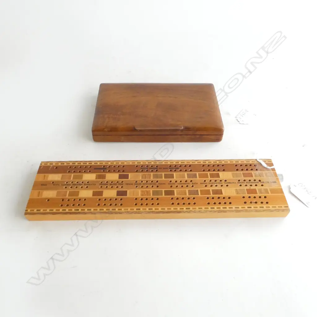OLD SOVEREIGN TIMBERS CRIBBAGE BOARD WITH SPECIMENS & CARD BOX POSSIBLY NATIVE (CURLY BEECH?), L.190mm Image 1++