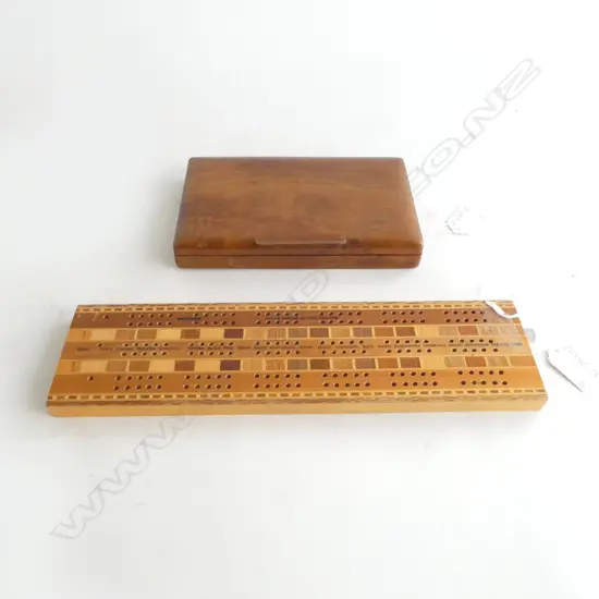 OLD SOVEREIGN TIMBERS CRIBBAGE BOARD WITH SPECIMENS & CARD BOX POSSIBLY NATIVE (CURLY BEECH?), L.190mm
