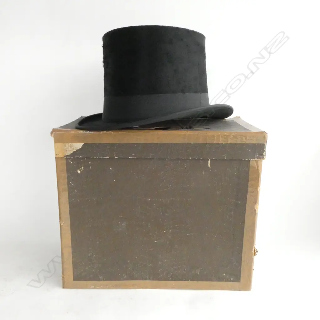 BOXED EDWARDIAN TOP HAT; With label reading J. A. N. van Zanten Heeren-Hoeden. Grandprix London Brussel 1912 Image 1++