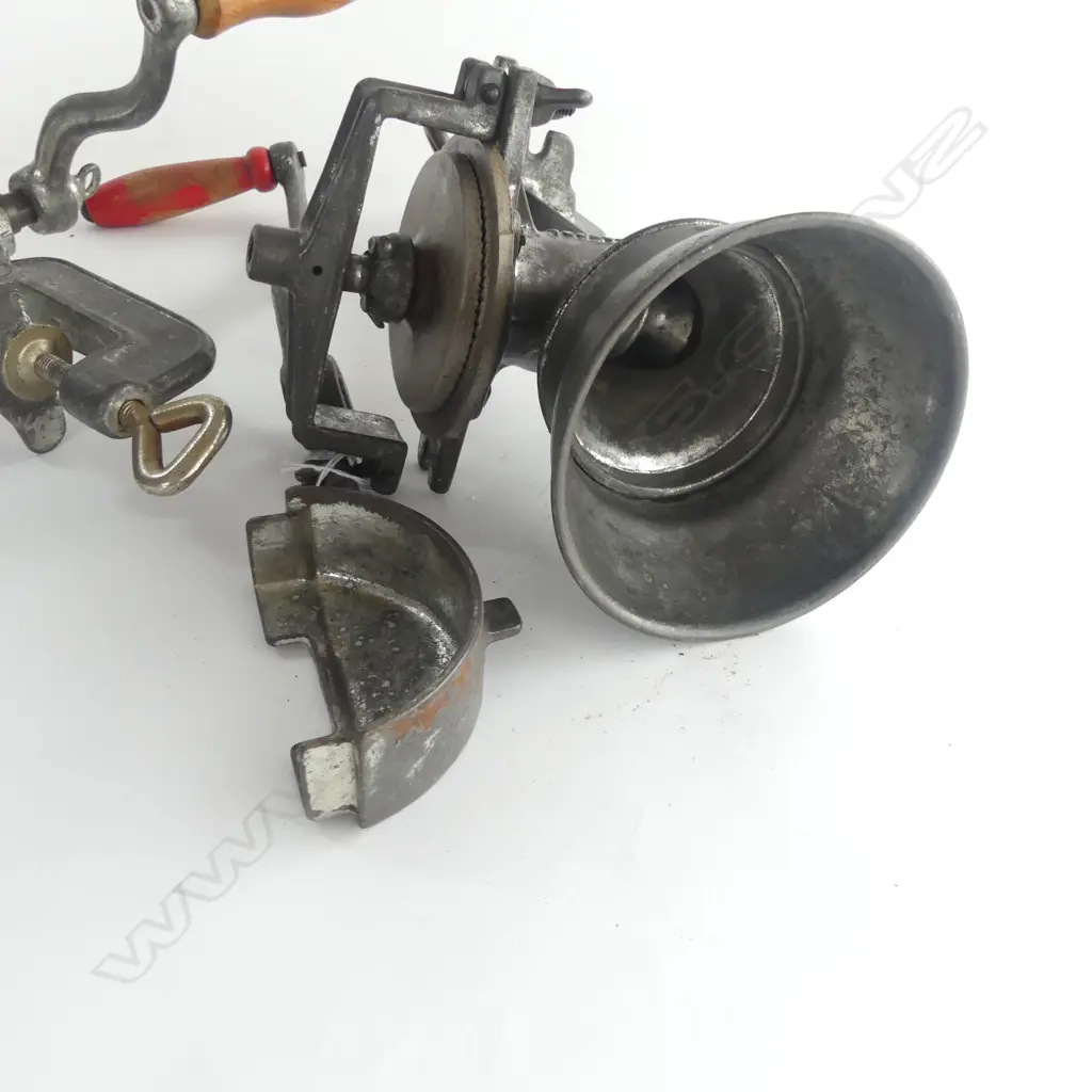 2 VINTAGE GRINDERS; BEATRIZ & PORKERTMODELS  Image 1++