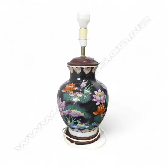 CHINESE PORCELAIN PAINTED TABLE LAMP ON WOOD BASE H470MM
