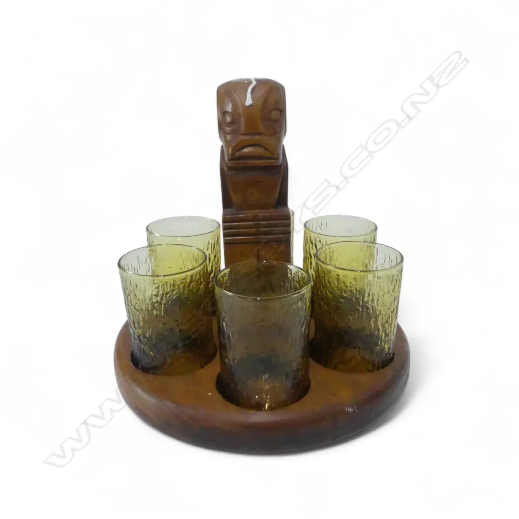 MID CENTURY WOOD CARVED GLASS HOLDER H220MM & 6 AMBER GLASSES Image 1++