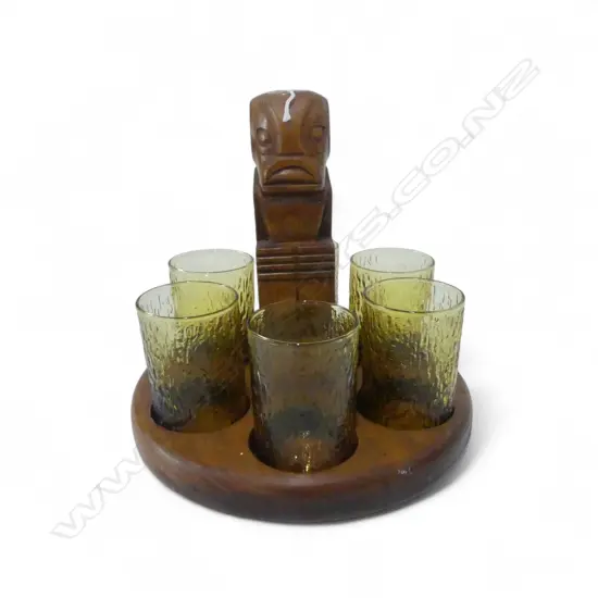 MID CENTURY WOOD CARVED GLASS HOLDER H220MM & 6 AMBER GLASSES