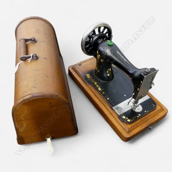 ANTIQUE SINGER SEWING MACHINE IN WOODEN CASE W.440mm