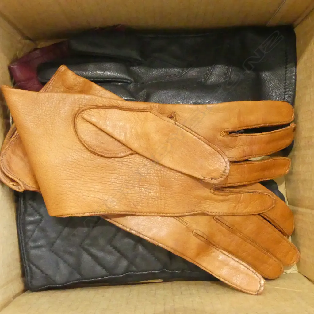4 PRS LEATHER GLOVES Image 1++